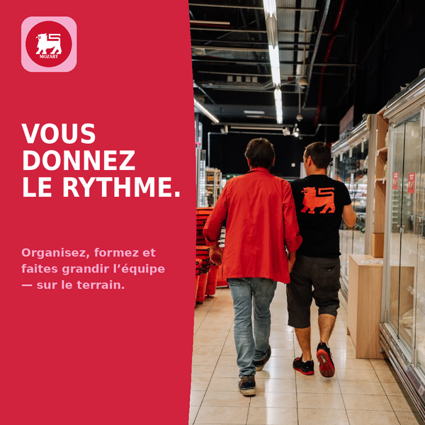 Deux collaborateurs du Delhaize Mozart dans les rayons du magasin à Uccle. Le poste de Responsable des rayons frais associe leadership, organisation, formation et présence quotidienne sur le terrain.